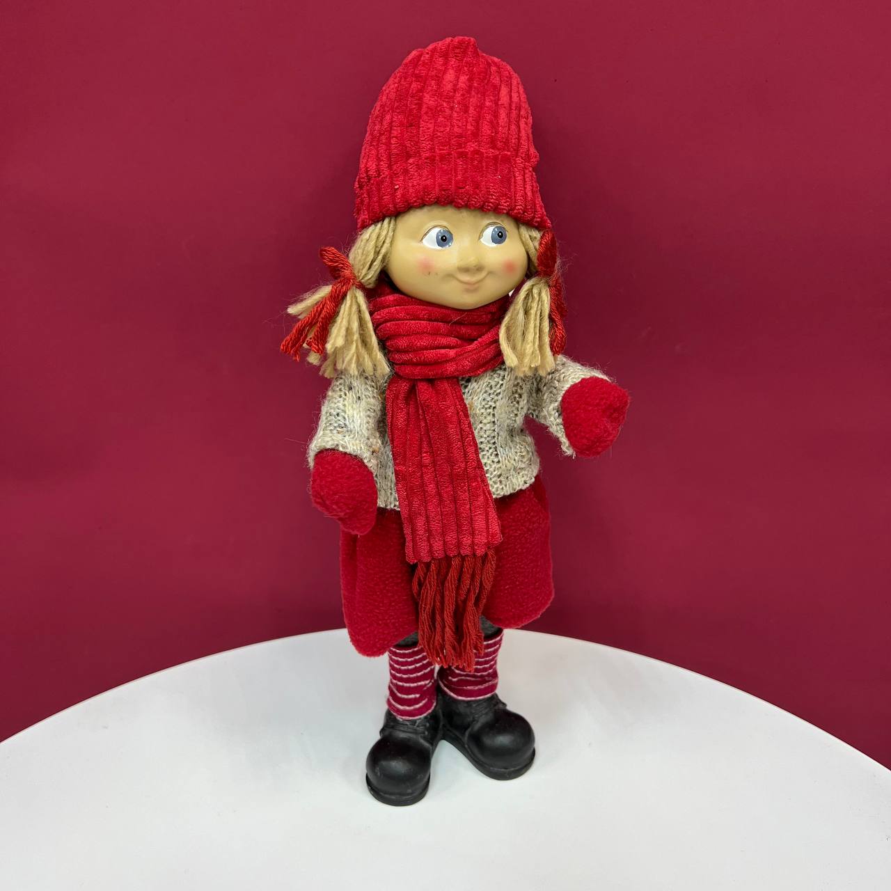 Кукла в красной шапке
